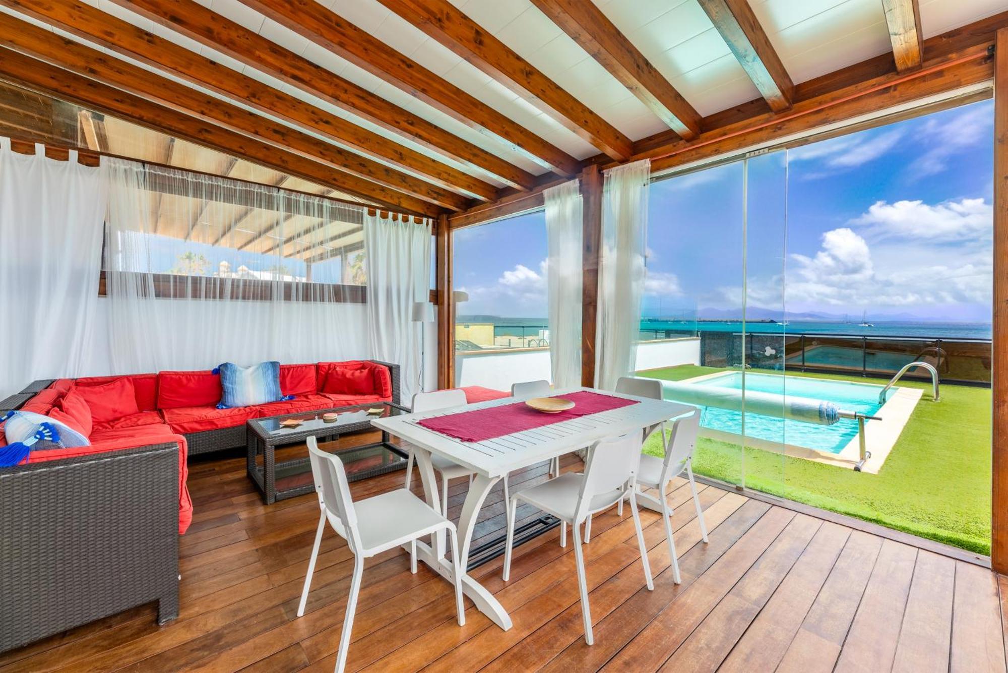 Oasis Beachfront By Holidays *
